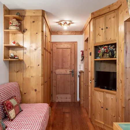 Cozy Basement Flat Just Few Steps From Centre 科尔蒂纳丹佩佐